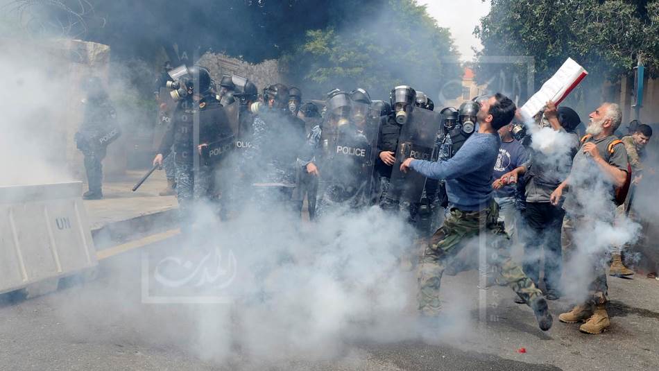 شهدت ساحة رياض الصلح مواجهات عنيفة بين العسكريين المتقاعدين وقوة مكافحة الشغب (مصطفى جمال الدين)