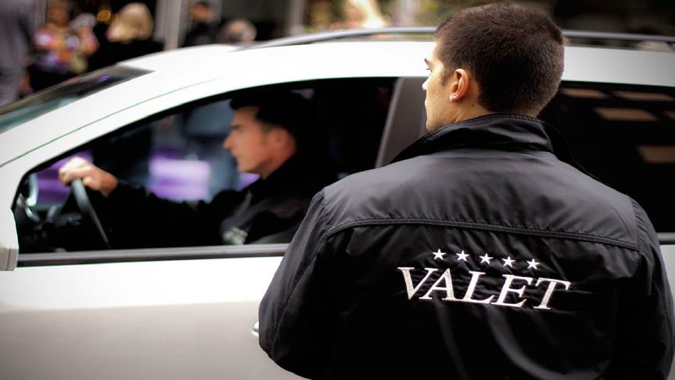 وزارتا السياحة والبلديات هما الجهتان المسؤولتان عن تنظيم عمل شركات الفاليه باركينغ (الأرشيف)