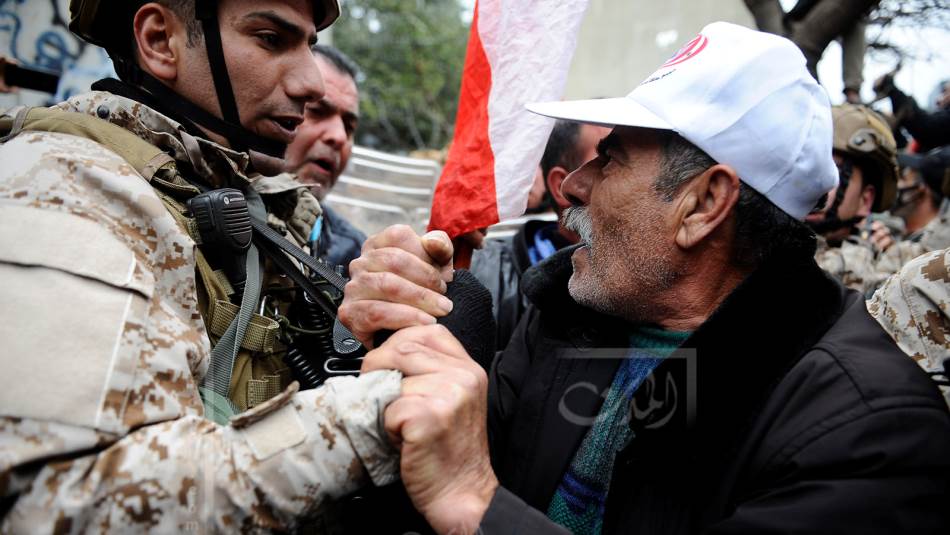 حاول العسكريون المتقاعدون اقتحام مصرف لبنان (مصطفى جمال الدين)