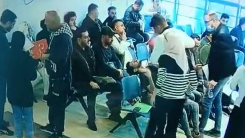 سقط أحد الشبان العراقيين أرضاً وأغمي عليه داخل وزارة التربية (السوشيال ميديا)