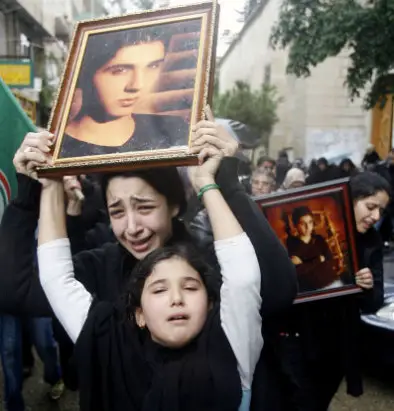 الخيام تدفع ضريبة الشيّاح - عين الرمّانة مرّة أخرى: قريبات للشهيد أحمد علي العجوز يحملن صورته