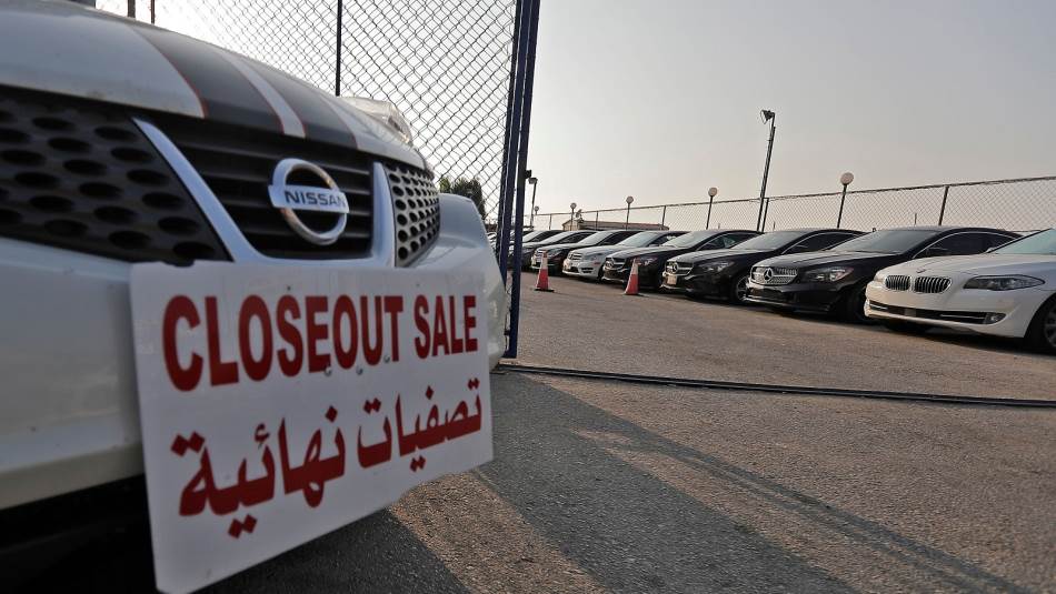 أعداد كبيرة من السيارات مكدسة في المعارض (Getty)