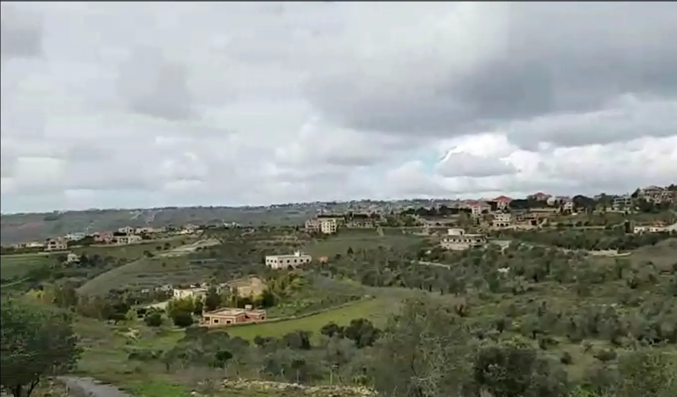 يقع العقار في منطقة كاشفة لا تحجب، مطلة على جديدة مرجعيون