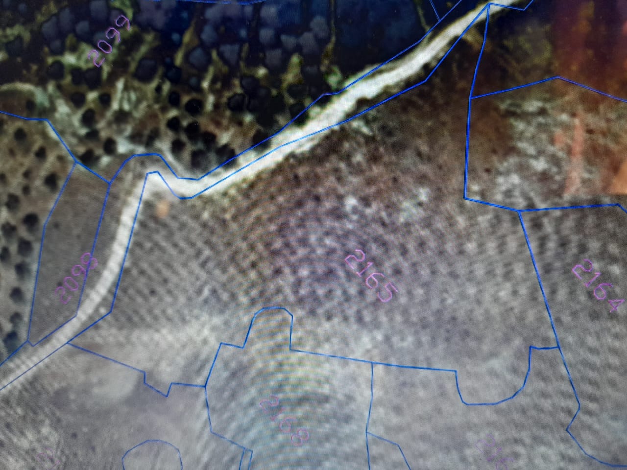 العقار محدد ضمن الخط الأزرق في الصورة