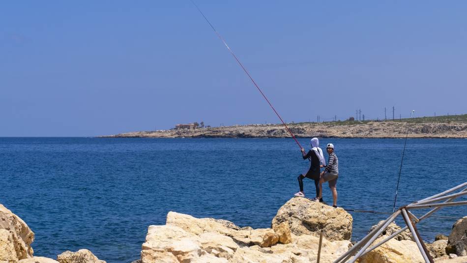 اعتادت النساء في سوق السمك في منطقة الأوزاعي مساندة أزواجهن (Getty)