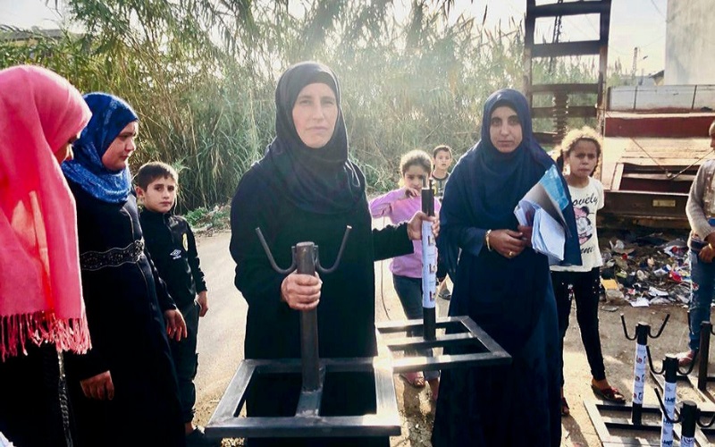 هنادي طالب ومجموعة من النساء يعملن بصناعة شباك الصيد (منظمة الفاو)