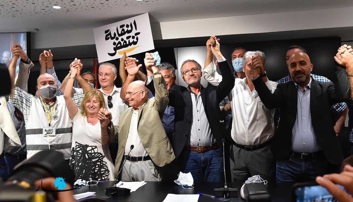 نقيب المهندسين عارف ياسين محاطاً بأعضاء من النقابة والنقيب السابق جاد تابت. (أرشيفية)