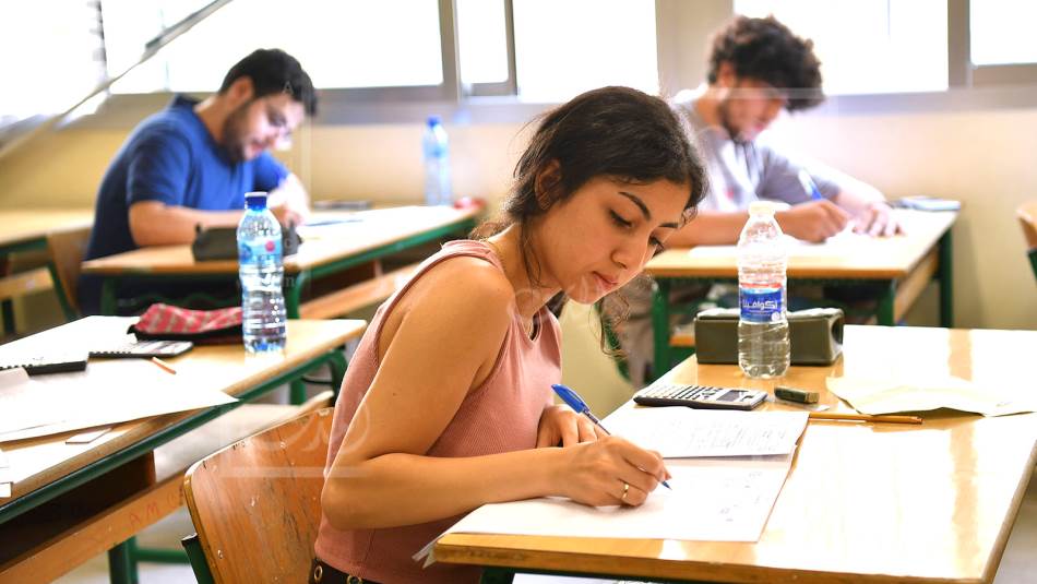 ضبطت كاميرات المراقبة 15 طالباً يستخدمون هواتفهم في غرف الامتحانات يوم الإثنين (عباس سلمان)