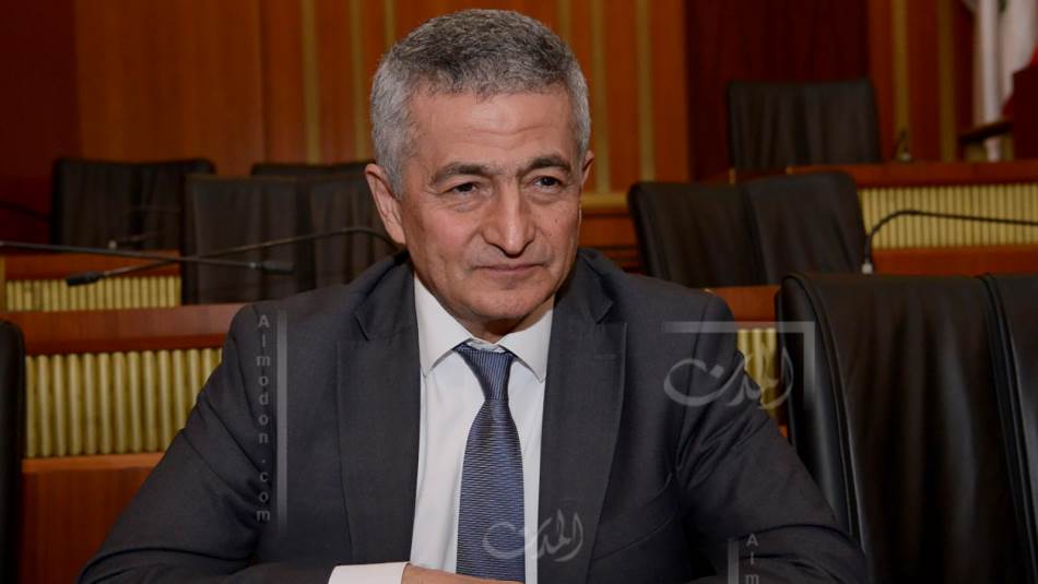 أكثر من يطالهم الإجحاف الضريبي هم فئة الموظفين الذين يتقاضون رواتبهم بالدولار (المدن)