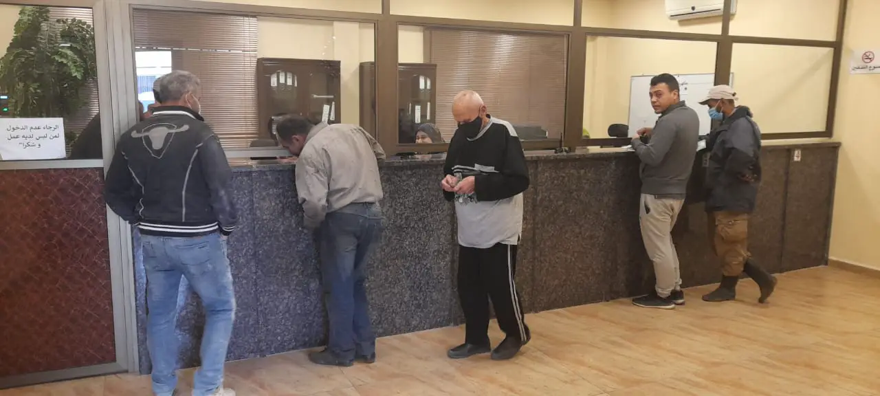 مكرمات رئيس البلدية، ليست من جيبه الخاص، إنما من صندوق مشروع المولدات.. أي من جيوب المشتركين بمن فيهم فقراء البلدة وعمال البلدية أنفسهم!