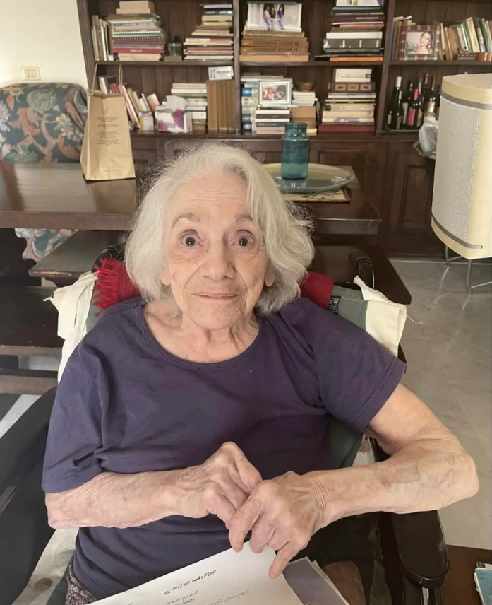 الفنانة التشكيلية إيفيت أشقر