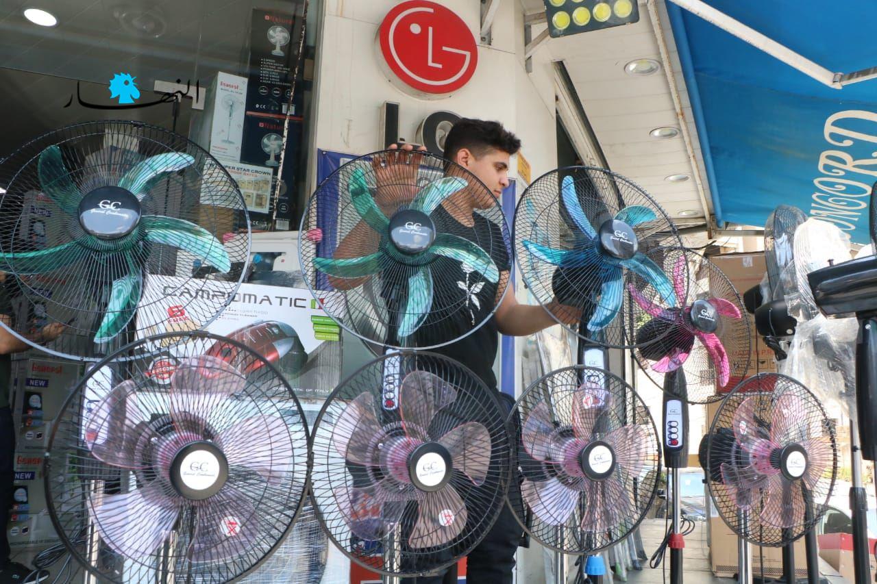 من أحد محال بيع الأجهزة الإلكترونية (حسن عسل)