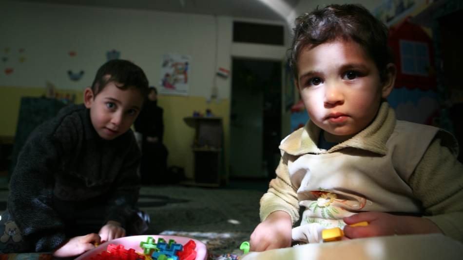 الكثير من المؤسسات تفتقد الحد الأدنى من المقومات لاستقبال الأطفال (Getty)