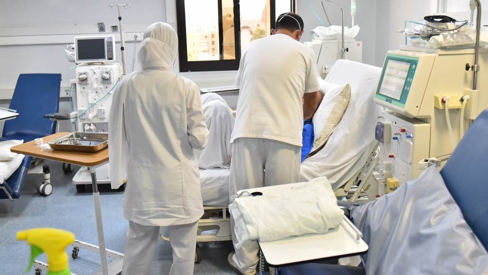 الممرضات والممرضون يتقاضون رواتب زهيدة ويعملون لساعات إضافية(Getty)