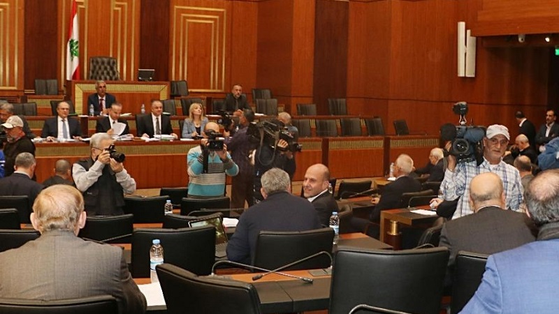 اللجان النيابية المشتركة في مجلس النواب، برئاسة نائب رئيس المجلس الياس بو صعب وحضور وزير المالية في حكومة تصريف الأعمال يوسف الخليل ونائب رئيس الحكومة سعادة الشامي وعدد كبير من النواب