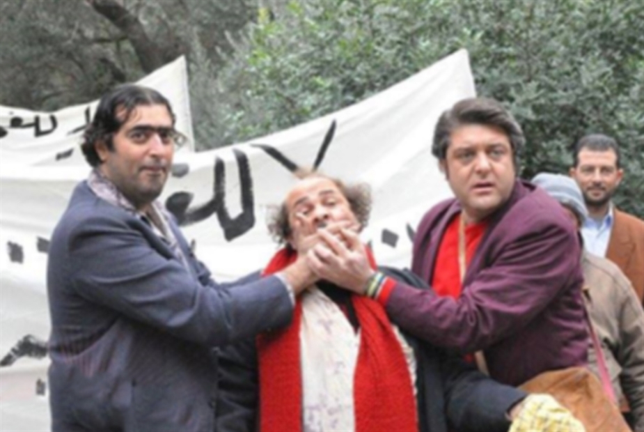 يتظاهر الأهالي في السلسلة الكوميدية تنديداً بالفقر والجوع