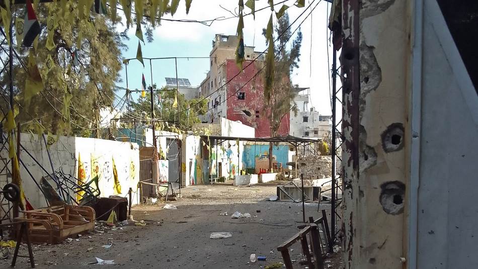 استولى مسلحون على مدارس الأونروا في المخيم (Getty)