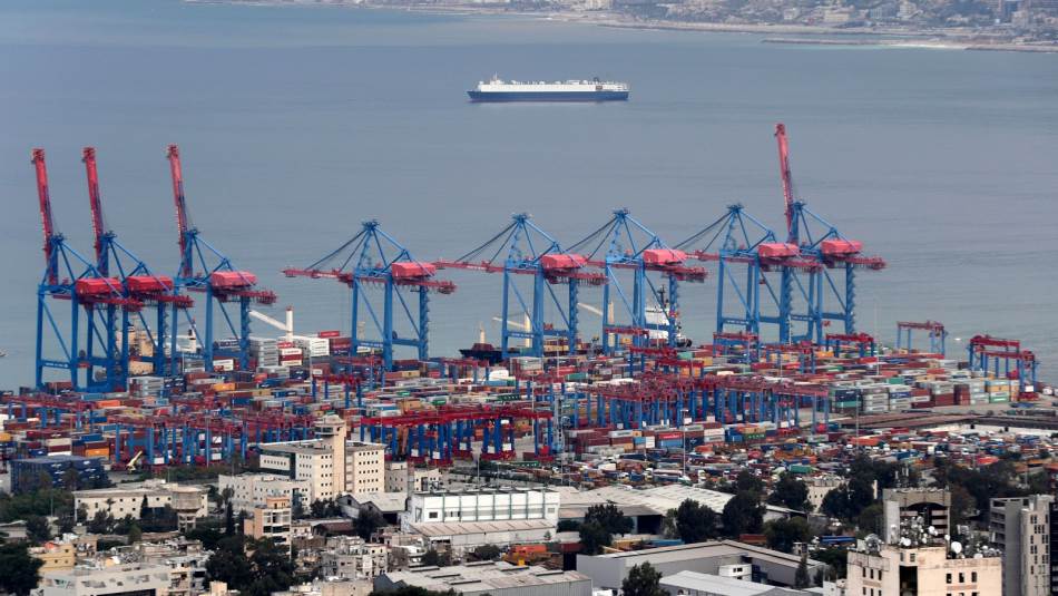 تستمر السرقات في المرفأ، في الكهرباء، كما في بعض البضائع (Getty)