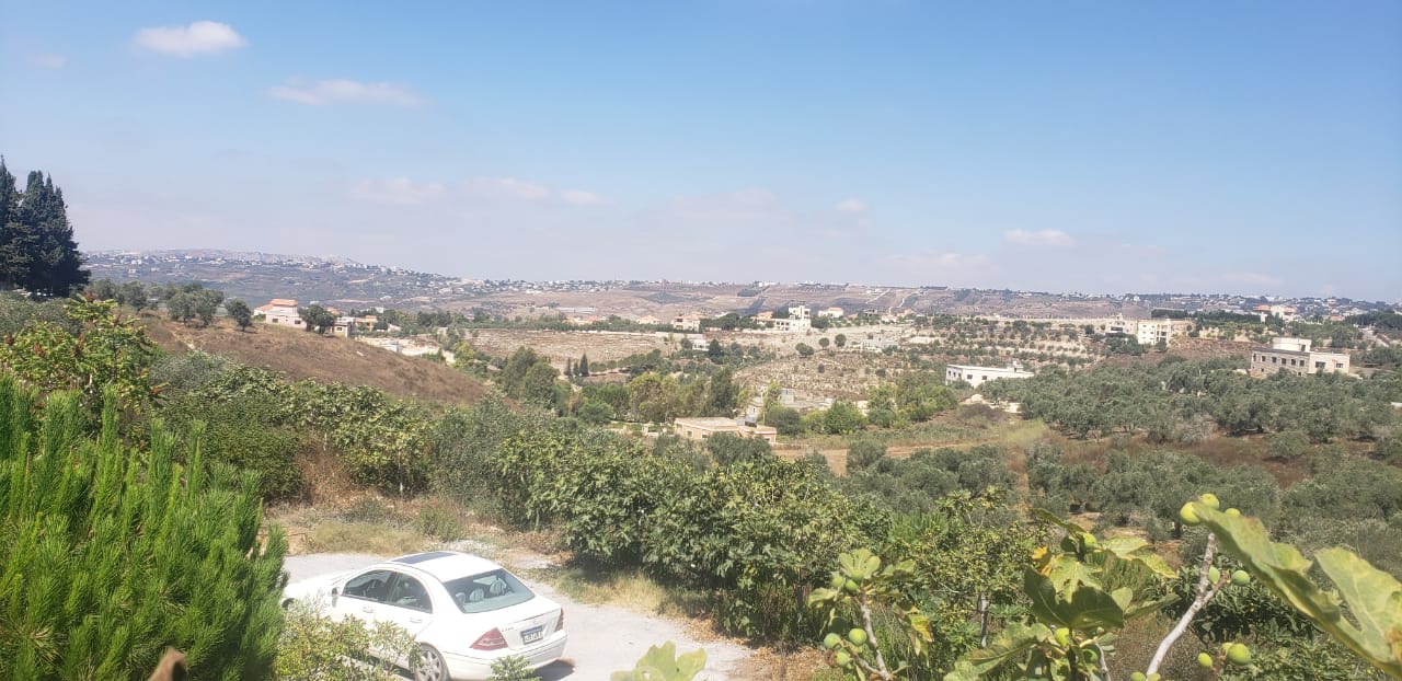 الموقع في منطقة بيئية نظيفة وهادئة كاشفة لا تحجب، تتميّز بإطلالة رائعة على كروم الزيتون وعلى جديدة مرجعيون والجوار