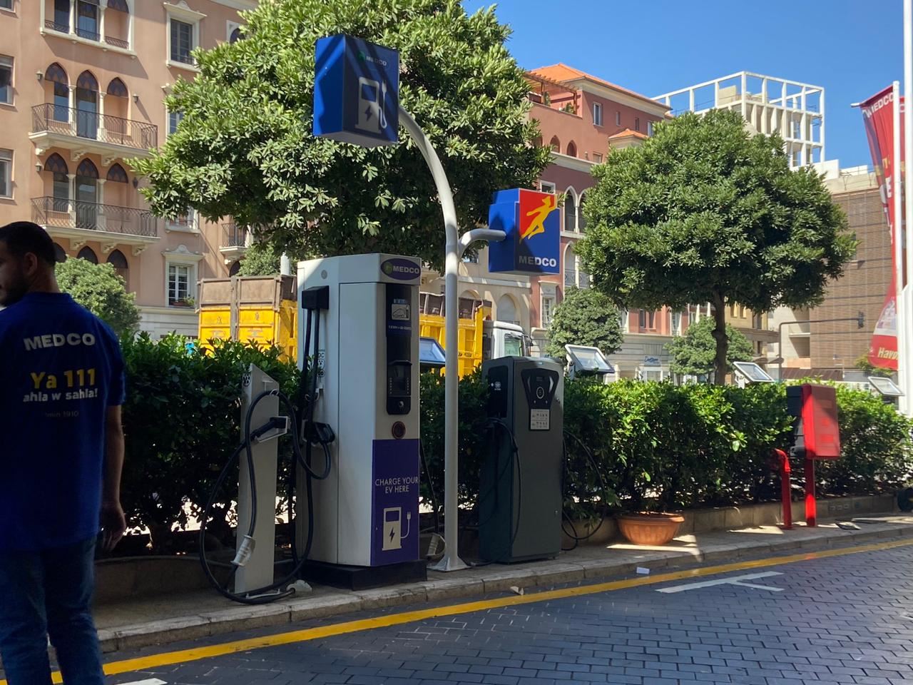 شاحن للسيارات الكهربائية في إحدى محطات المحروقات