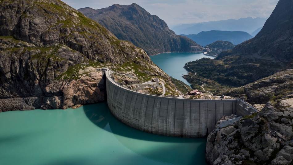 عمل في المشروع أكثر من 60 شركة، وبلغ عدد العمال في فترات ذروة البناء 650 عاملاً(Getty)