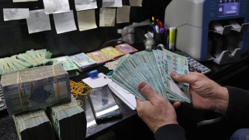 مشهد أكياس الليرات التي شهدتها المصارف سابقاً لشراء الدولارات المدعومة عبر صيرفة انتهى (Getty)