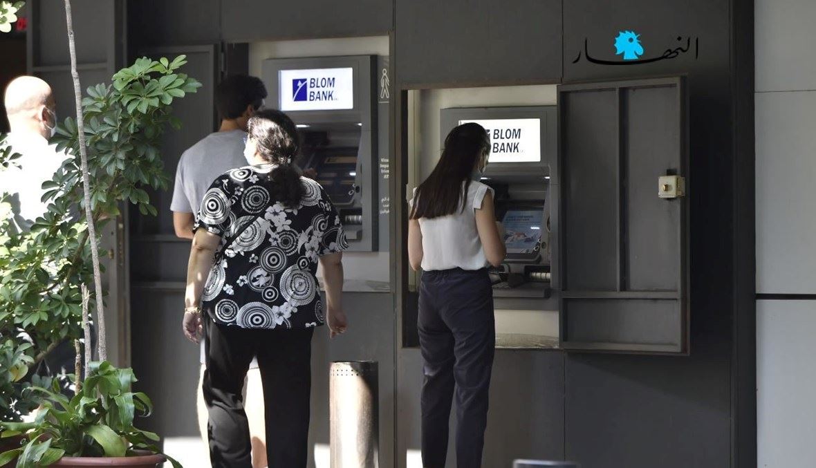 مواطنون أمام الصراف الآلي (حسام شبارو).