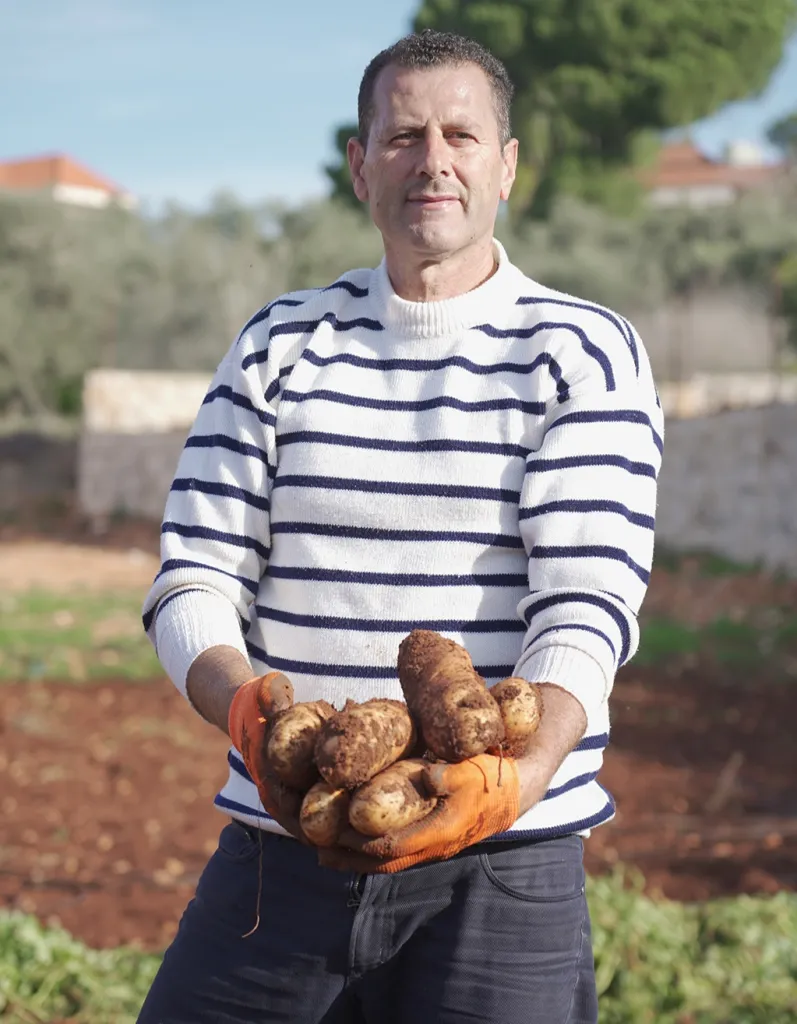 عباس بشروش في الحقل