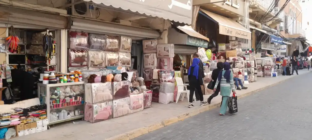 سوق البياضات والأقمشة في صور