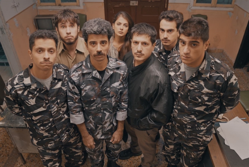 محمد الدايخ وحسين قاووق يتوسّطان زملاءَهما في البرنامج