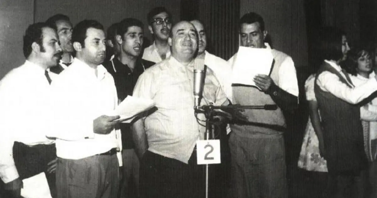 وديع الصافي في الإذاعة اللبنانية محاطاً بعدد من الوجوه الفنية التي طبعت بأصواتها في ما بات يُعرف بأيام “الزمن الجميل”