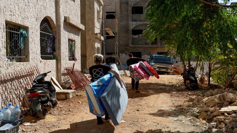 يجد بعض الفاسدين في هذه الأزمات فرصة ذهبية لتوسيع نشاطهم والاستفادة من الفوضى (Getty)