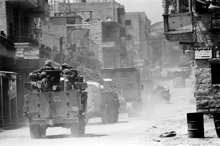 مركبات اسرائيلية مدرّعة في البقاع أثناء عملية سلامة الجليل عام 1982(getty images)