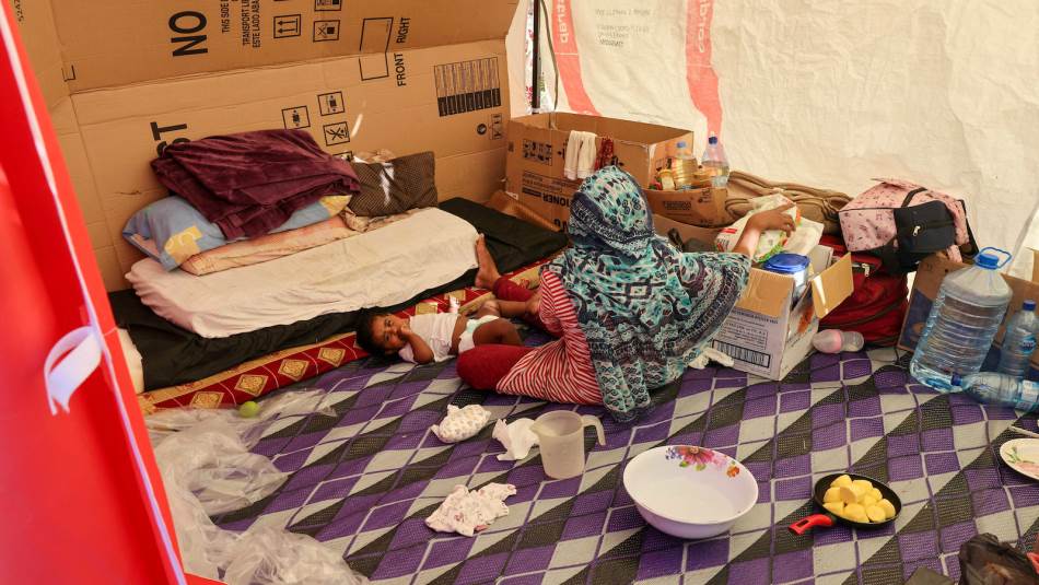 لا خصوصية في مراكز الإيواء للنساء ولا مكان مخصص لإرضاع الطفل الحديث الولادة (Getty)