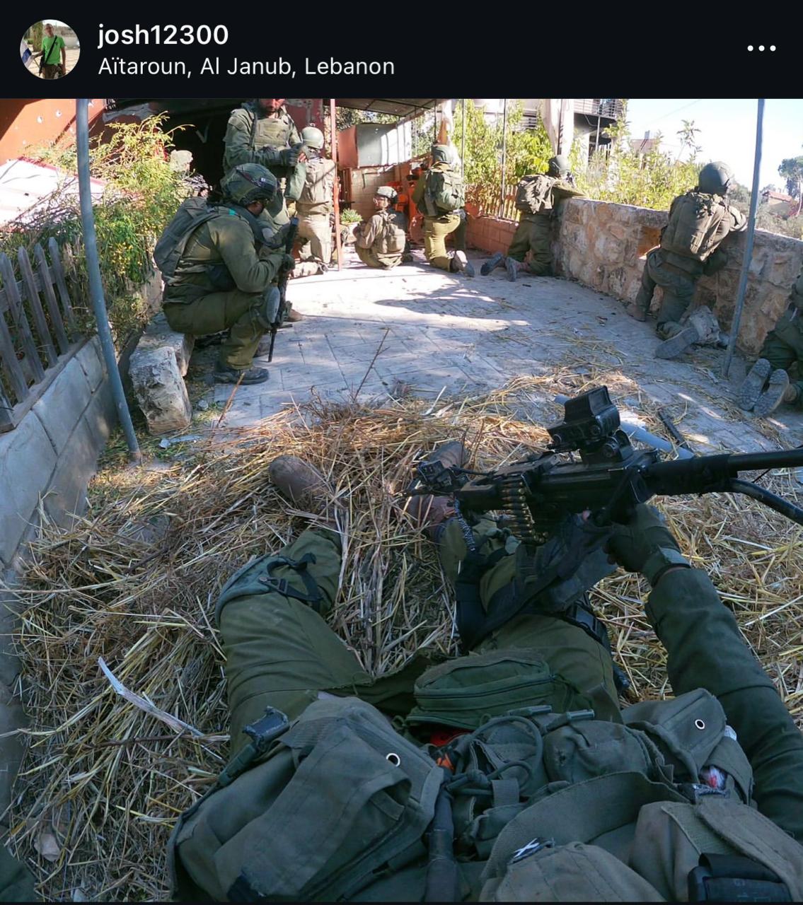 (جنود إسرائيليين في مدخل منزل أحمد مراد)