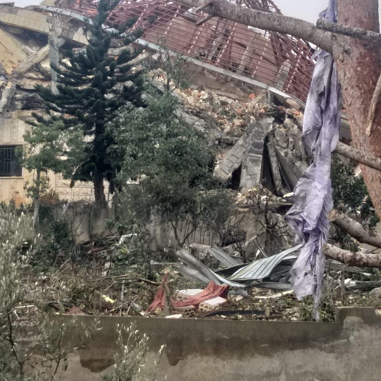 ابو محمود كان ينظر الى الضيف بعين والى البيت بأخرى وكأنه يحميه برمش العين