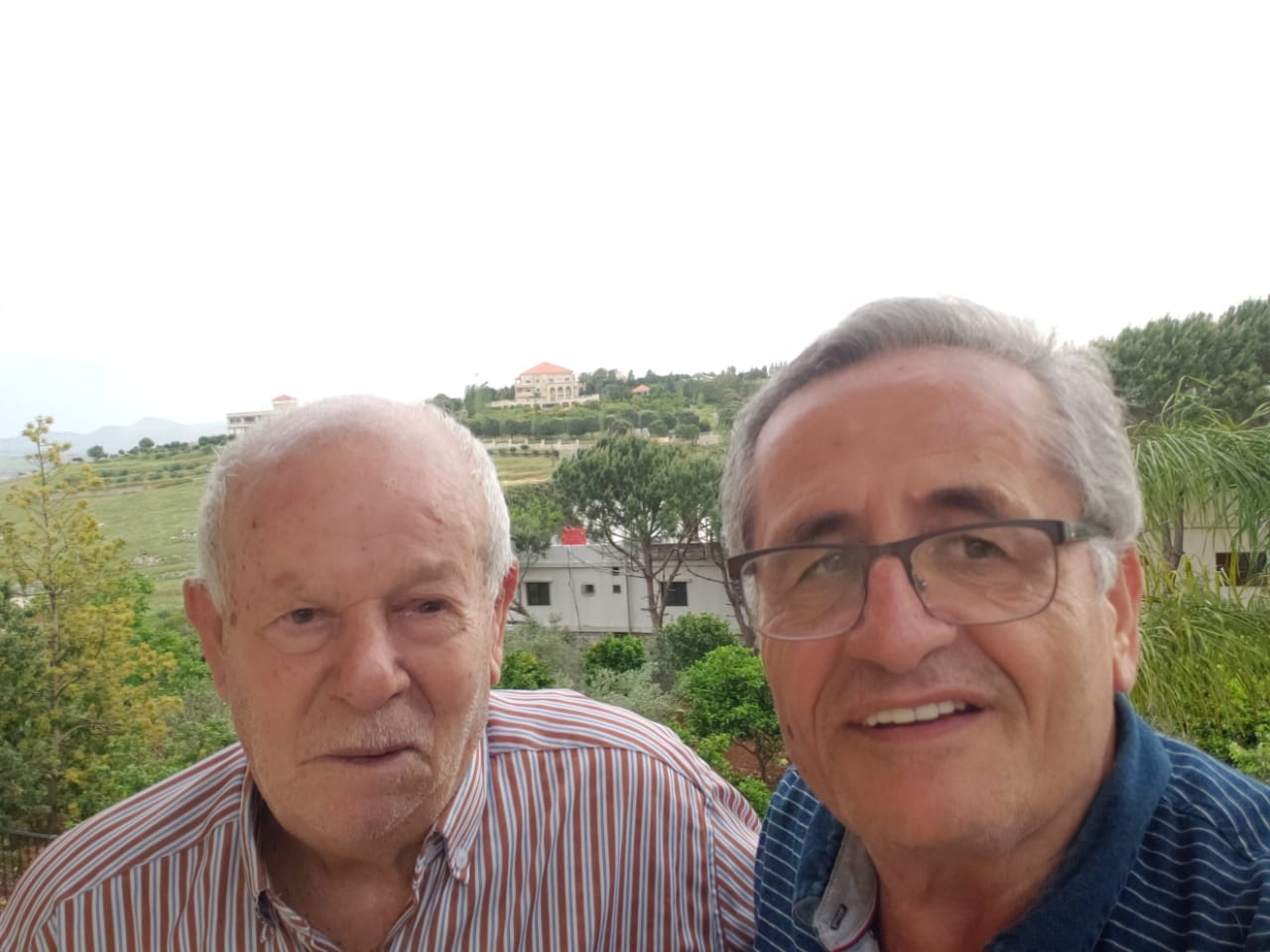 مع صديقه المهندس أسعد رشيدي. ابو محمود كان ينظر الى الضيف بعين والى البيت بأخرى وكأنه يحميه برمش العين