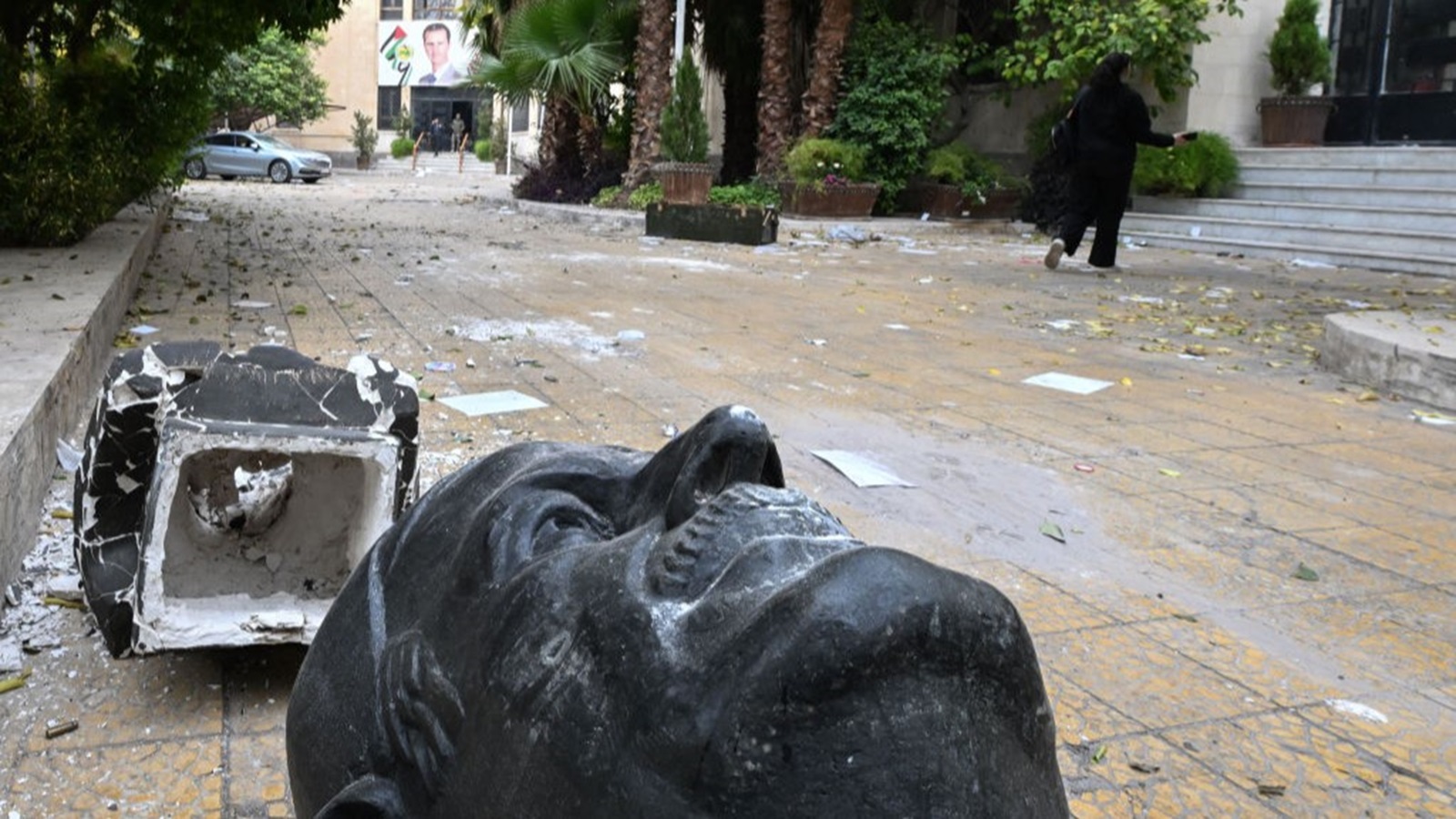 (تمثال الاسد في دمشق)