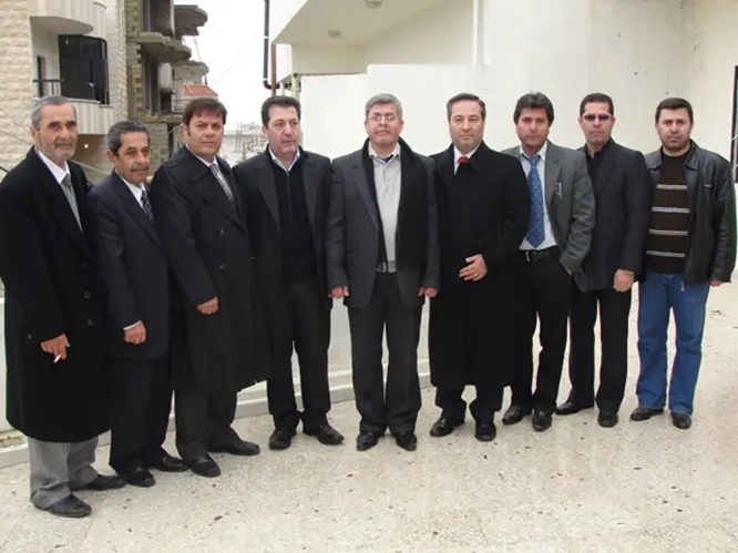 هي ام لدزينة اولاد بررة وامٌ لكل اصدقاء اولادها   