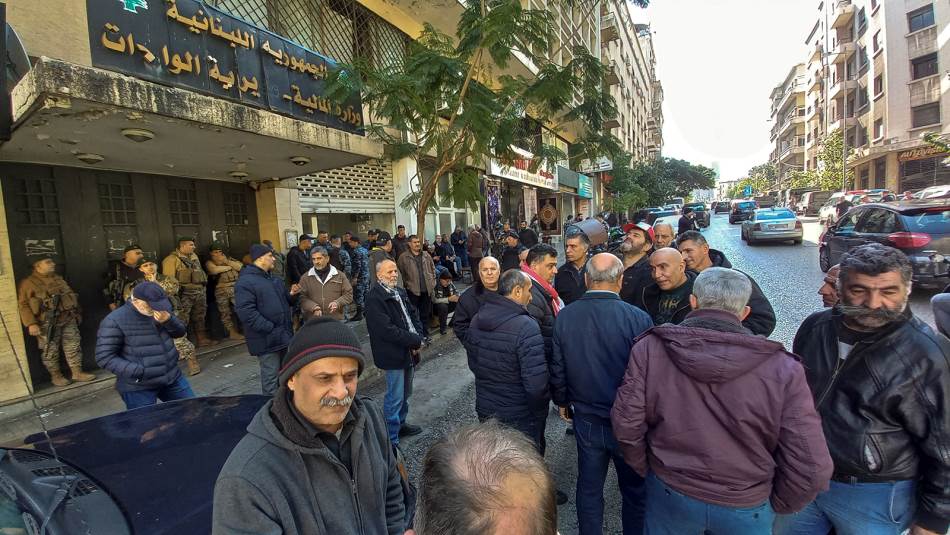 شهد اليوم عدد من المؤسسات الرسمية العاملة حشوداً وطوابير (علي علوش)