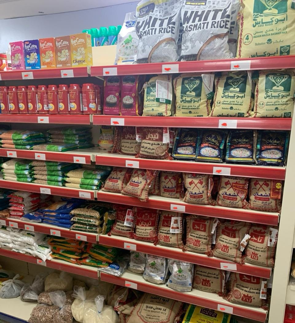 رفوف مواد غذائية