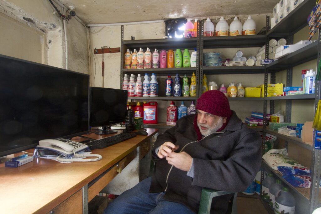 كمال رضا “أبو العبد” في دكانه