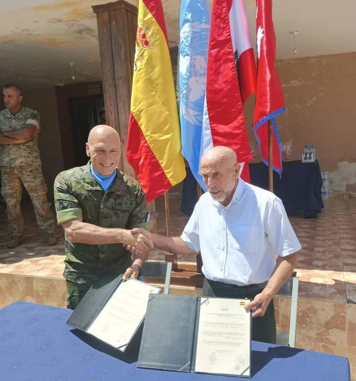 رئيس بلدية حولا شكيب قطيش مع أحد أفراد اليونيفيل