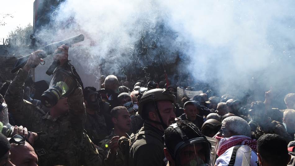 تضع السلطة السياسية الموظّفين والمتقاعدين والناس في مواجهة بعضهم (مصطفى جمال الدين)