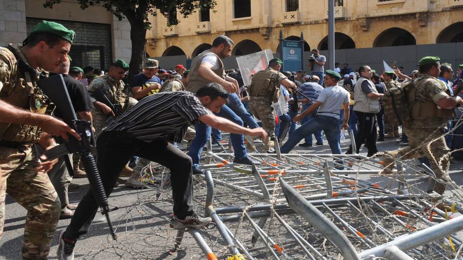 العسكريون المتقاعدون يدافعون أيضاً عن حقوق زملائهم في الخدمة الفعلية (مصطفى جمال الدين)