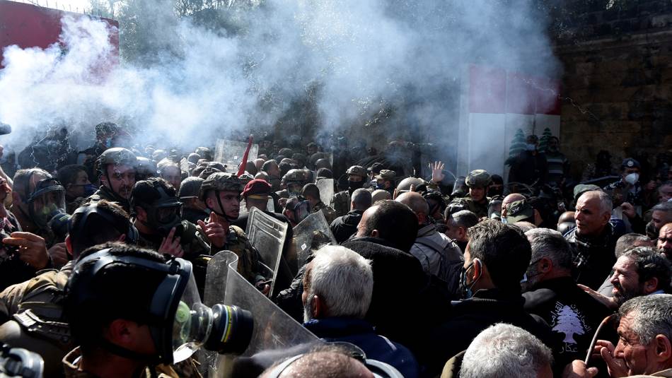 العسكريون المتقاعدون عطّلوا استكمال جلسة الحكومة بعد نكث الأخيرة بوعودها (مصطفى جمال الدين)