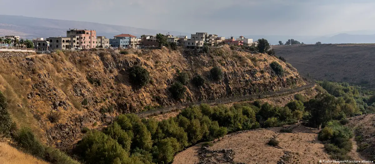 الغجر - قرية صغيرة سكانها من الطائفة العلوية واقعة في ركن محاصر من ثلاث دول، وهي إسرائيل ولبنان وسوريا.