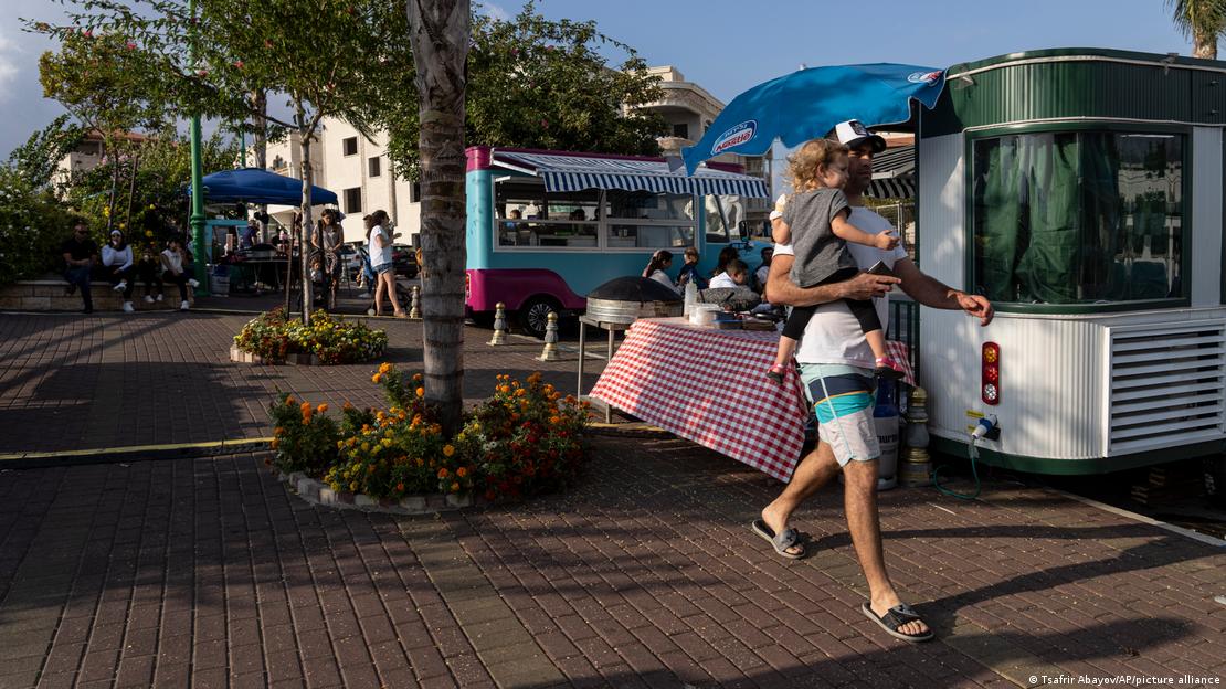 يتوافد السياح على قرية الغجر حيث الشوارع النظيفة، والحدائق المُعتنى بها جيدًا.صورة من: Tsafrir Abayov/AP/picture alliance