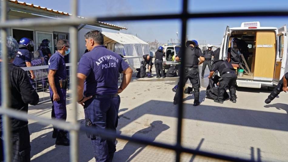 السّلطات القبرصيّة باتت تعتمد نمطًا منهجيًّا لتخويف وترهيب اللاجئين (Getty)
