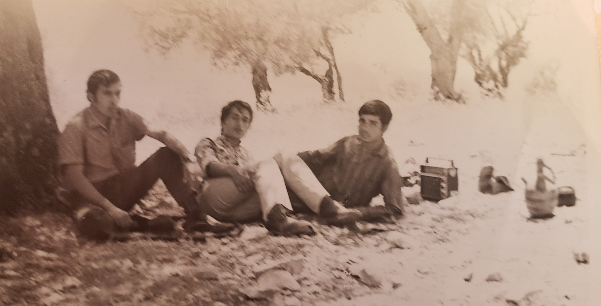 أسعد رشيدي متوسطًاً صديقيه حيدر جمعة وبهجت المحمد